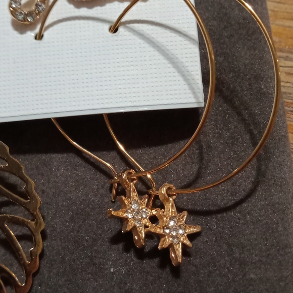 12 Pair Of Fashion Earrings - Picture 7 of 7